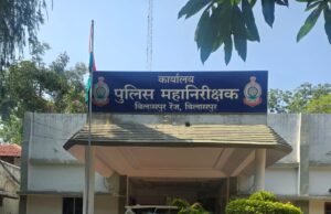 वृद्धा के खाते से 23 लाख अपने खाते मे लिया और 6.50 एकड़ जमीन भी हड़प लिया अपने पति और बच्चों की जीवन भर की कमाई पूंजी को वापस पाने दर दर खा रही ठोकर