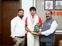 उप मुख्यमंत्री श्री अरुण साव से अंडर-18 एशिया कप विजेता हॉकी खिलाड़ी अवि मानिकपुरी ने की सौजन्य मुलाकात
