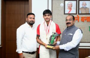 उप मुख्यमंत्री श्री अरुण साव से अंडर-18 एशिया कप विजेता हॉकी खिलाड़ी अवि मानिकपुरी ने की सौजन्य मुलाकात
