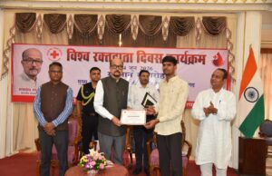 विश्व रक्तदाता दिवस के अवसर पर रक्त वीर खिलेश का हुआ सम्मान