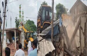 हाई कोर्ट के आदेश पर बड़ी कार्रवाई: 25 साल पुराना मदरसा और कई अवैध मकान जमींदोज