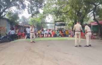 चक्काजाम के बाद बनी सहमति, प्रबंधन करेगा पानी छिड़काव, प्रदूषण से राहत दिलाने पार्षद ने लड़ी जमीनी लड़ाई