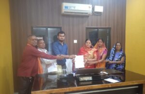 आश्वासन नहीं समाधान चाहिए, जनपद अध्यक्ष को खैरा भाठाखार से बाईपास सड़क बनाने पंचायत प्रतिनिधियों ने सौंपा मांग पत्र