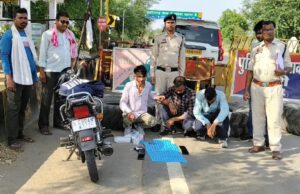 अंतर्राज्यीय बॉर्डर पर नाकेबंदी कर कोमाखान पुलिस ने पकड़ी ड्रग्स तस्करी: मोटरसाइकिल सहित 3 आरोपी गिरफ्तार, ₹72,000 से अधिक का माल बरामद