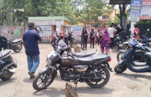 स्कूलों की व्यवस्था को नजरअंदाज करते हुए सरकार ने किया आदेश परित अभिभावक और बच्चे हो रहे हैं परेशान