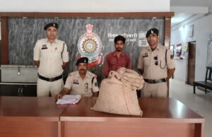 चलते ट्रक से चावल चोरी करने वाले गिरोह के सभी आरोपियों कि गिरफ्तारी कर मामले का पर्दाफाश किया गया।