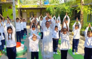 प्रांजल स्कूल में दिव्यांग बच्चों ने योग से दिया ‘स्वस्थ भारत’ का संदेश … “बच्चों ने किया सूर्य नमस्कार, हीरा देवी निराला ने कहा – ‘मन मजबूत तो तन अपने आप साथ देता है’