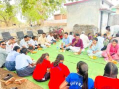 बालपुर में शाला प्रवेश उत्सव: बच्चों संग मध्यान्ह भोजन कर भावुक हुए पूर्व संसदीय सचिव चंद्रदेव राय