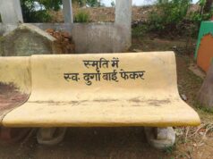 “मृतकों की स्मृति में मुक्तिधाम को संवार रहे ग्रामीण, 10 कुर्सियां और पौधारोपण से बनी नई मिसाल”