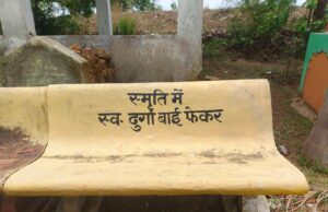 “मृतकों की स्मृति में मुक्तिधाम को संवार रहे ग्रामीण, 10 कुर्सियां और पौधारोपण से बनी नई मिसाल”