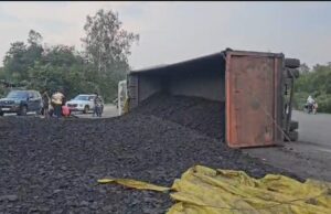 कुसमुंडा मार्ग में पलटा कोयला लोड तेज रफ्तार ट्रेलर,बाल बाल बचे राहगीर
