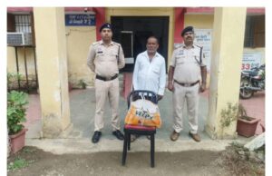 देशी, अंग्रेजी और महुआ शराब के साथ अलग अलग दो प्रकरण में 2 आरोपी गिरफ्तार