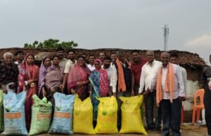 मुख्यमंत्री विष्णुदेव साय ने पूरी की सामरी विधायक की मांग, विधायक उद्देश्वरी पैकरा ने किया खाद भंडारण स्थल का किया निरीक्षण, किसानों को वितरित की खाद।