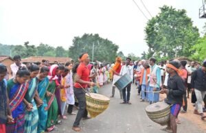 झारखंड सीमा से लगे सोनबरसा पहुंचीं सामरी विधायक ऊद्धेश्वरी पैकरा, कोरवा समाज की समस्याएं सुनीं ग्रामीणों से किया सीधा संवाद, अधिकारियों को त्वरित निराकरण के दिए निर्देश