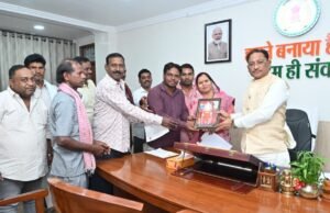 सारंगढ़ मराठा समाज के मुखिया मन अपन प्रतिनिधि मन के संग मुख्यमंत्री ले करिन सौजन्य भेंट