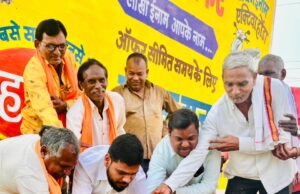गृह ग्राम कोड़ापार में जनपद सदस्य अनुराग साहू ने कराया प्रथम विकास कार्य का भूमिपूजन