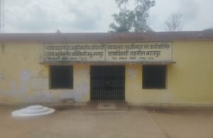 शासकीय कर्मचारी, शासकीय आवंटित आवास के आड़ में शासकीय भूमि पर अवैध कब्जा कर, किया जा रहा भवन निर्माण, जिम्मेदार मौन
