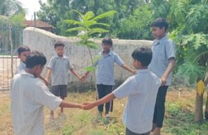 पौधों की सुरक्षा का संकल्प लेकर बच्चों ने किया विद्यालय में प्रवेश, अनोखे अंदाज में मनाया गया शाला प्रवेश उत्सव