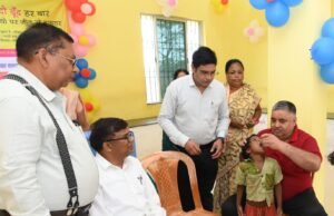 लखनपुर सामुदायिक स्वास्थ्य केंद्र में कैबिनेट मंत्री राजेश अग्रवाल ने किया प्लस पोलियो अभियान का शुभारंभ।