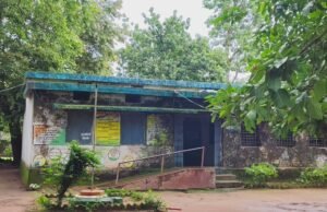 करोड़ों के DMF फंड वाले दंतेवाड़ा में जर्जर स्कूल में पढ़ाई, एक महीने से पार्षद भवन में लग रही कक्षाएं