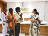 कलेक्टर मैडम का मानवीय चेहरा: दृष्टिबाधित फरियादी से मिलने के लिए छोड़ी कुर्सी, बैठकर सुनी पूरी समस्या