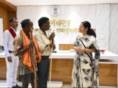 कलेक्टर मैडम का मानवीय चेहरा: दृष्टिबाधित फरियादी से मिलने के लिए छोड़ी कुर्सी, बैठकर सुनी पूरी समस्या