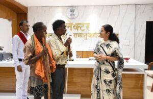 कलेक्टर मैडम का मानवीय चेहरा: दृष्टिबाधित फरियादी से मिलने के लिए छोड़ी कुर्सी, बैठकर सुनी पूरी समस्या