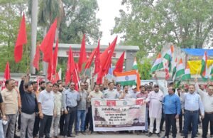 वेतन समझौते में देरी पर भड़के कोयला श्रमिक, कुसमुंडा महाप्रबंधक कार्यालय पर संयुक्त मोर्चे का विशाल प्रदर्शन