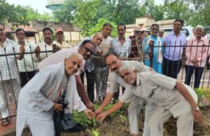 डॉ मुखर्जी के जयंती पर कार्यकर्ताओं ने किया वरिष्ठो का सम्मान