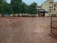 निर्मला स्कूल परिसर में कीचड़ से बच्चे और अभिभावक परेशान