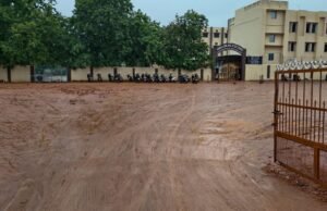 निर्मला स्कूल परिसर में कीचड़ से बच्चे और अभिभावक परेशान
