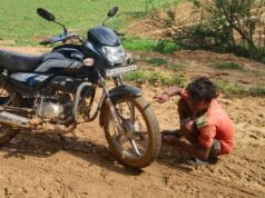 सीसी सड़क पर मिट्टी डालकर बनाया कीचड़ का रास्ता… कपाटबहरी में योजनाओं पर सवाल, ग्रामीण बेहाल