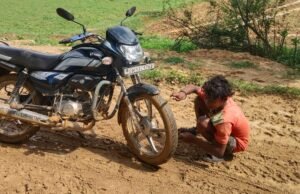 सीसी सड़क पर मिट्टी डालकर बनाया कीचड़ का रास्ता… कपाटबहरी में योजनाओं पर सवाल, ग्रामीण बेहाल
