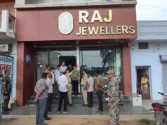 दिनदहाड़े हथियारबंद लुटेरों का तांडव सारी हरकतें सीसीटीवी कैमरे में हुआ कैद