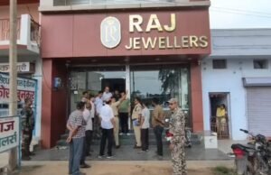 दिनदहाड़े हथियारबंद लुटेरों का तांडव सारी हरकतें सीसीटीवी कैमरे में हुआ कैद