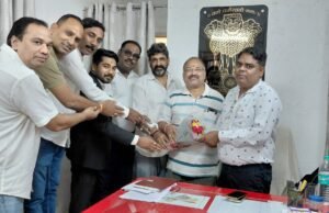 व्यापारी संघ ने नवपदस्थ तहसीलदार बाबूलाल कुर्रे का किया स्वागत