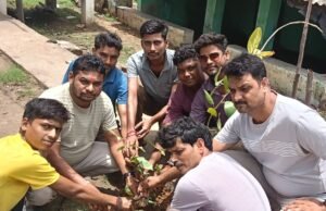 कुदमुरा बस स्टैंड परिसर में युवाओं ने किया फलदार पौधा रोपण, “एक पेड़ मां के नाम” को दिया बल