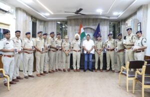 सरगुजा पुलिस की विवेंचना होगी हाईटेक, 102 विवेचको को मिले स्मार्ट मोबाइल