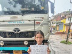 जाम ने छीनी बच्चों की मुस्कान: टेस्ट देने जा रहे मासूम घंटों सड़क पर फंसे, हाथों में चार्ट लेकर लगाई गुहार—”मुझे स्कूल जाना है”