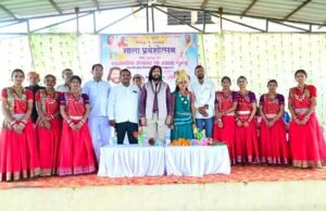 शाला प्रवेशोत्सव: कैबिनेट मंत्री गुरु खुशवंत साहेब ने छात्राओं को बांटी साइकिल, खुद पैडल मारकर बढ़ाया हौसला