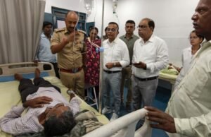 डोंगाकोहरौद आंदोलन के दौरान अस्वस्थ हुए दो स्थानीय ग्रामीणों से कलेक्टर-पुलिस अधीक्षक ने की मुलाकात