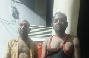 सरपंच पति ने अपने भाई और साथियों के साथ मिलकर दो भाइयों की जमकर पिटाई।