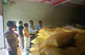 रघुनाथपुर में अवैध उर्वरक भंडारण पर बड़ी कार्रवाई: अघोषित गोदाम से 242 बोरी यूरिया-डीएपी जब्त