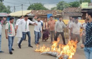 गरीबो के मकान तोड़े जाने के विरोध में कांग्रेस ने किया मुख्यमंत्री विष्णुदेव साय एवं ओपी चौधरी का पुतला दहन