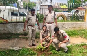 सरदार वल्लभभाई पटेल की 150 वीं जयंती के उपलक्ष्य मे सरगुजा पुलिस द्वारा वृहद वृक्षारोपण का चलाया गया अभियान, दिए गए पर्यावरण संरक्षण के संदेश।