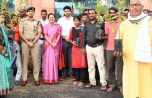 जनदर्शन के बाद कलेक्टर, एसपी व वनमण्डलाधिकारी ने बांटे फलदार पौधे
