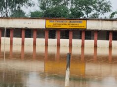 बतौली में सोमवार को बारिश का कहर बतौली स्वामी आत्मानंद स्कूल में घुसा पानी मचा हड़कंप बच्चों में डर का माहौल