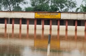 बतौली में सोमवार को बारिश का कहर बतौली स्वामी आत्मानंद स्कूल में घुसा पानी मचा हड़कंप बच्चों में डर का माहौल