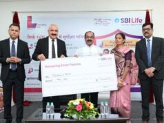 उप मुख्यमंत्री श्री अरुण साव ने प्रधानमंत्री जीवन ज्योति बीमा योजना के पोस्टर का किया विमोचन योजना के लाभार्थियों को चेक भी वितरित किए