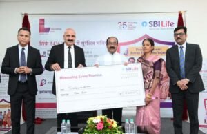 उप मुख्यमंत्री श्री अरुण साव ने प्रधानमंत्री जीवन ज्योति बीमा योजना के पोस्टर का किया विमोचन योजना के लाभार्थियों को चेक भी वितरित किए